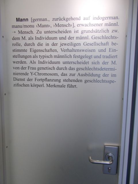 Tür zur Herrentoilette im Deutschlandfunk Köln
